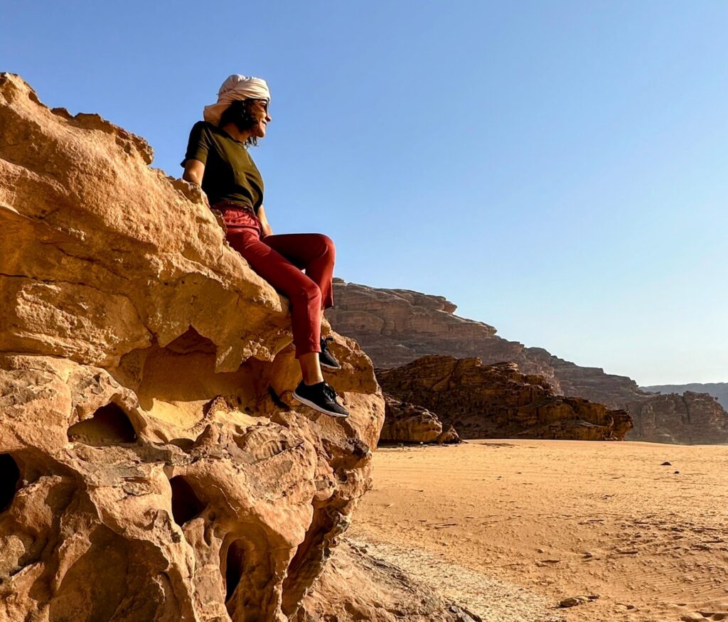Mulher no Deserto de Wadi Rum na Jordânia.