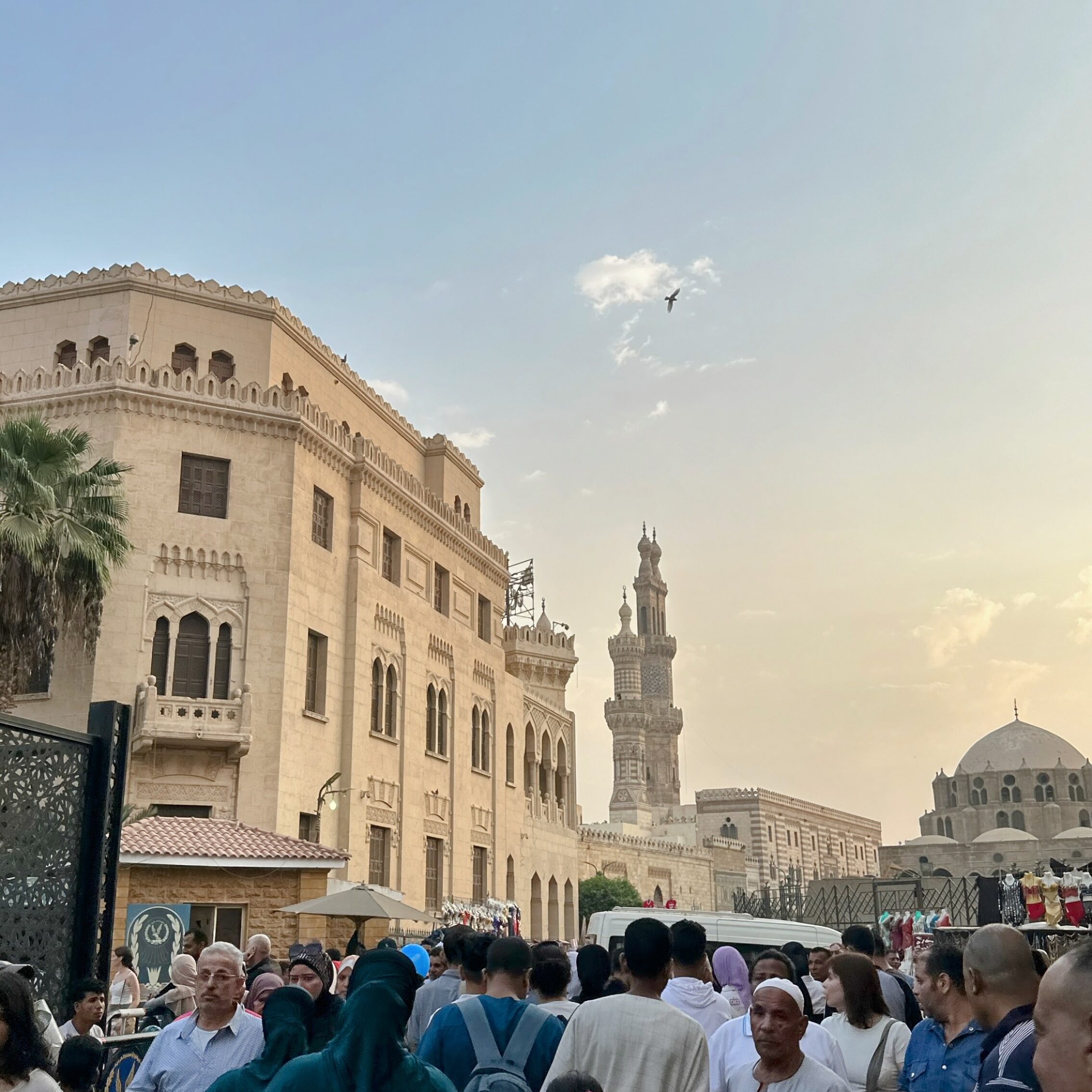 Rua de comércio no centro da cidade de Cairo, no Egito
