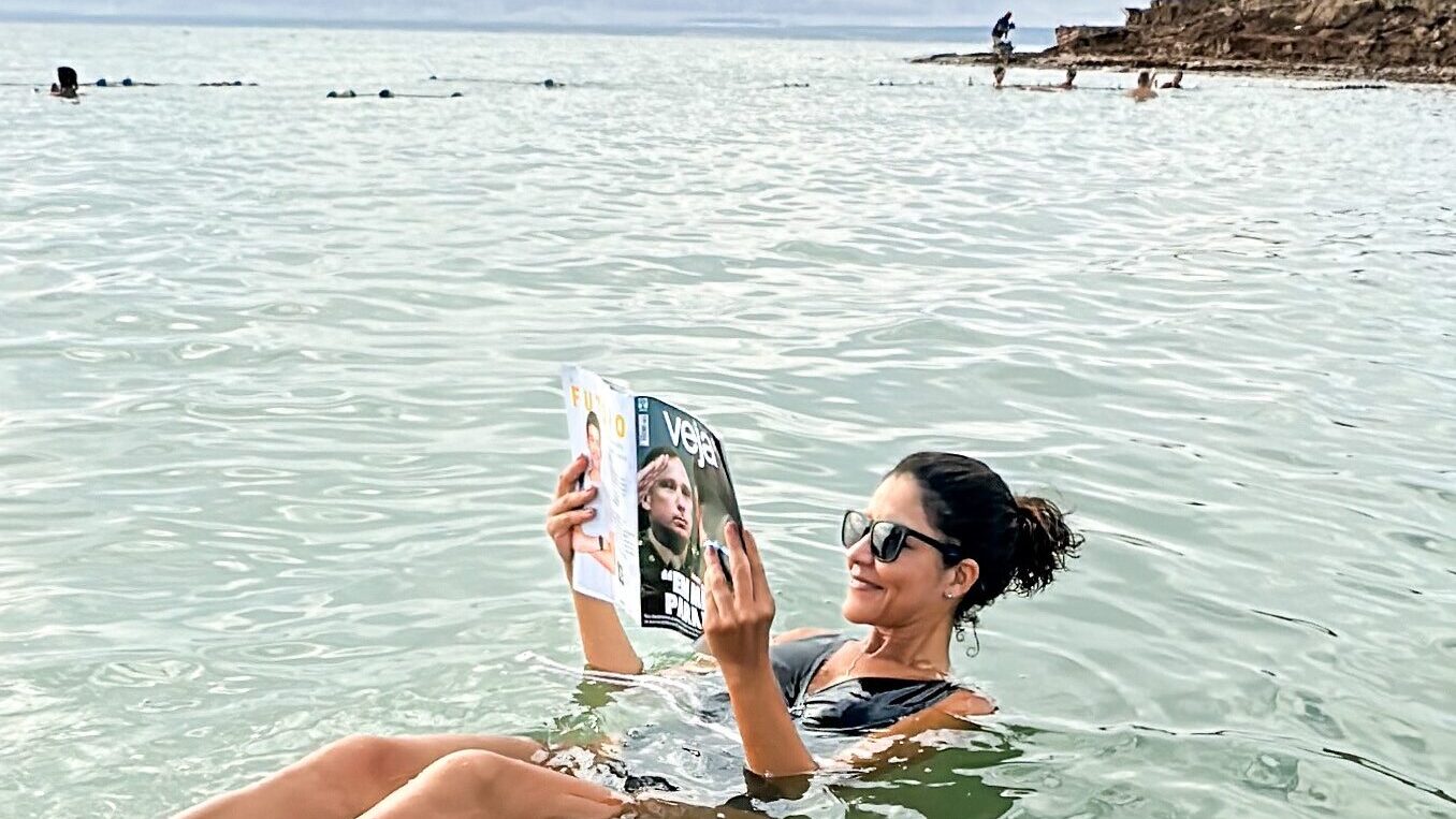 Mulher boiando no Mar Morto na Jordânia.