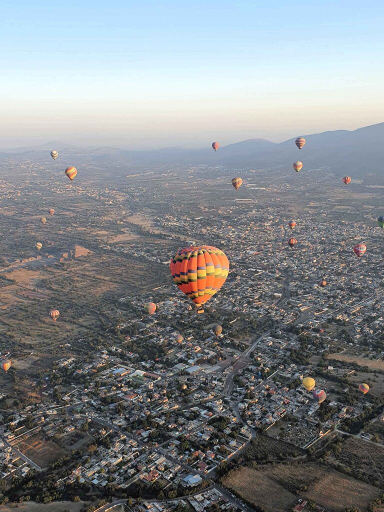 Voar de balão sobre as Pirâmides de Teotihuacán