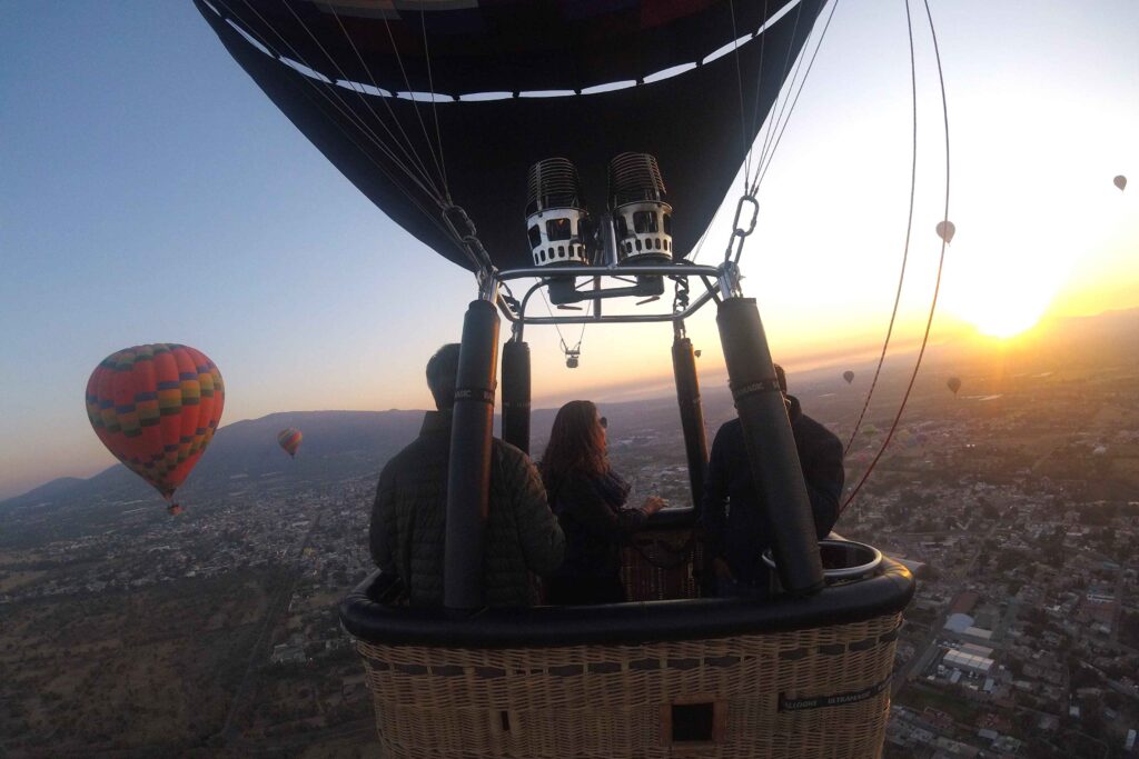 Voar de balão sobre as Pirâmides de Teotihuacán