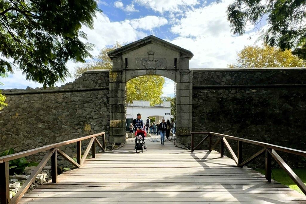Guia de viagem: Colonial del Sacramento.
