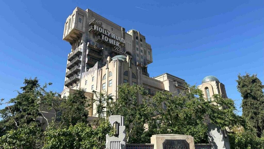 É uma das atrações mais intensas da Disneyland Paris, perfeita para quem gosta de emoção e suspense. Disney Paris