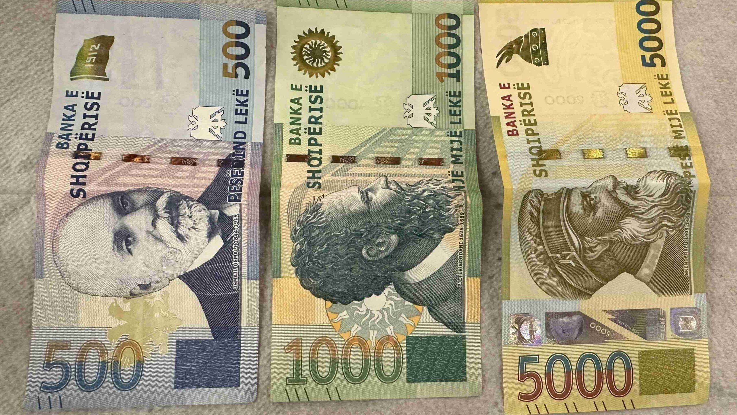 Notas de LEK Albanês