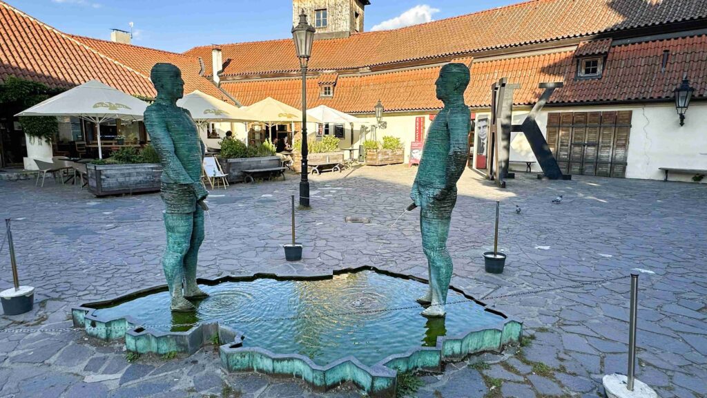 A escultura "Piss" do artista David Cerny, Praga