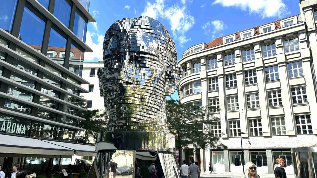 A escultura espelhada de Franz Kafka