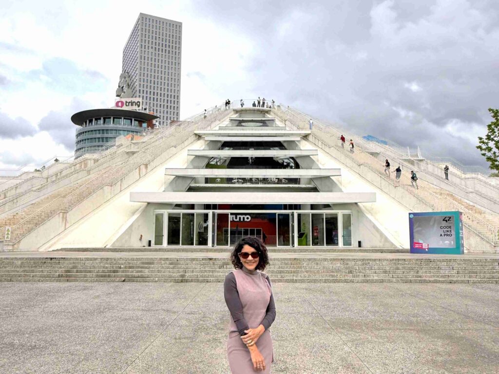 Pirâmide de Tirana, Albania