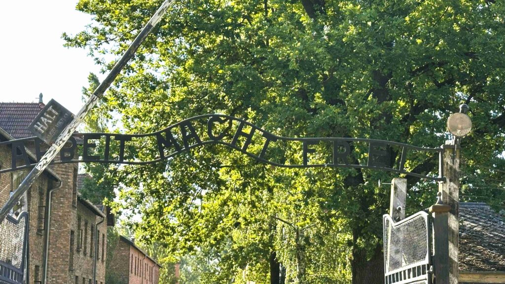 Portão de entrada do Campo de Concentração de Auschwitz