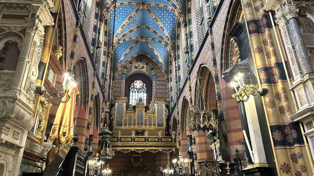 Interior da Basílica de Santa Maria na Cracóvia, Polônia