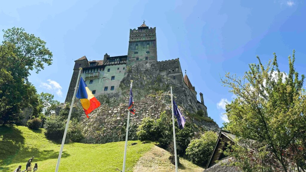 O Tâmpa Mountain é a montanha que abraça o centro histórico de Brașov e ajuda a formar aquele cenário clássico da cidade cercada pelos Cárpatos. Com cerca de 960 metros de altitude, ela sempre teve função estratégica: na Idade Média havia ali uma fortificação e postos de vigilância que protegiam a cidadela saxônica contra invasões. Hoje o local é uma área natural protegida e pode ser acessado por trilhas bem sinalizadas (a mais comum começa atrás da Igreja Negra) ou pelo teleférico, que em poucos minutos leva ao topo. Lá de cima fica o mirante mais bonito de Brașov, de onde se vê toda a Piata Sfatului, os telhados avermelhados e as muralhas antigas — é exatamente o ponto em que a gente entende o porquê da cidade ter sido construída nesse vale, protegida pelas montanhas ao redor.